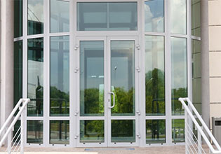 Алюминиевые двери входные