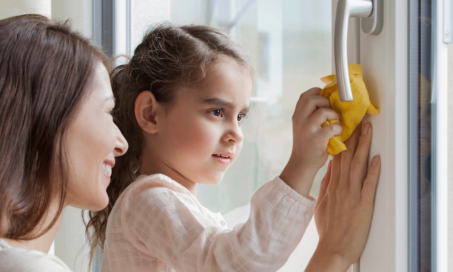 Професійне миття вікон: як очистити склопакети і рами правильно