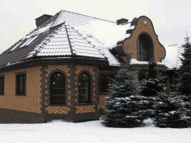 Дім гуцула в лісі